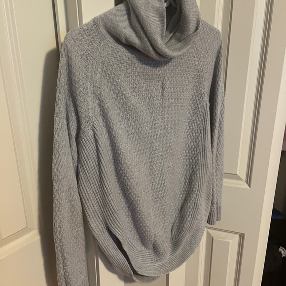 🎉5/$30 bundle of tops - small🎉 - Picture 5 of 7